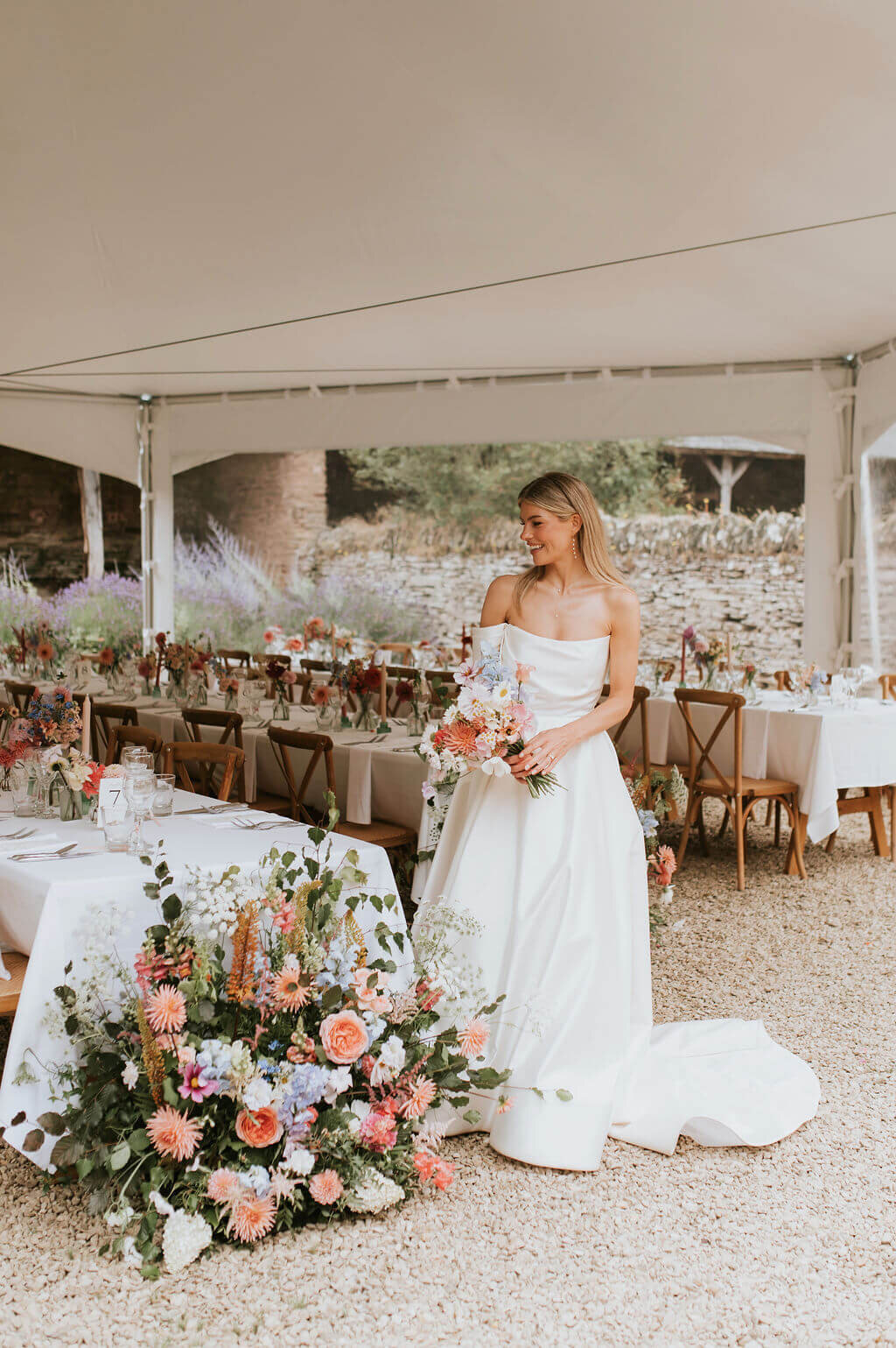 Issy-and-Bella-Floral-Design-Wedding-Florist-Herefordshire-Broadfield-Court-j&N93