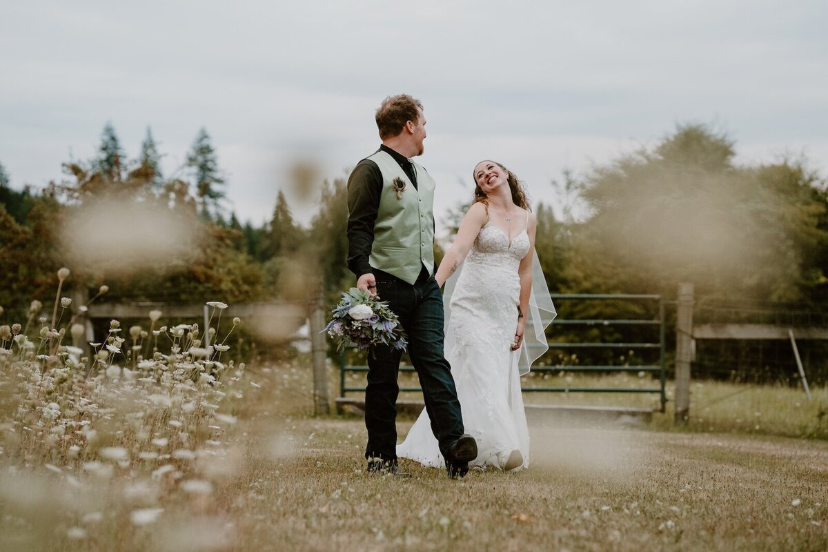 wedding-at-bridge-over-clear-creek-estacada-oregon