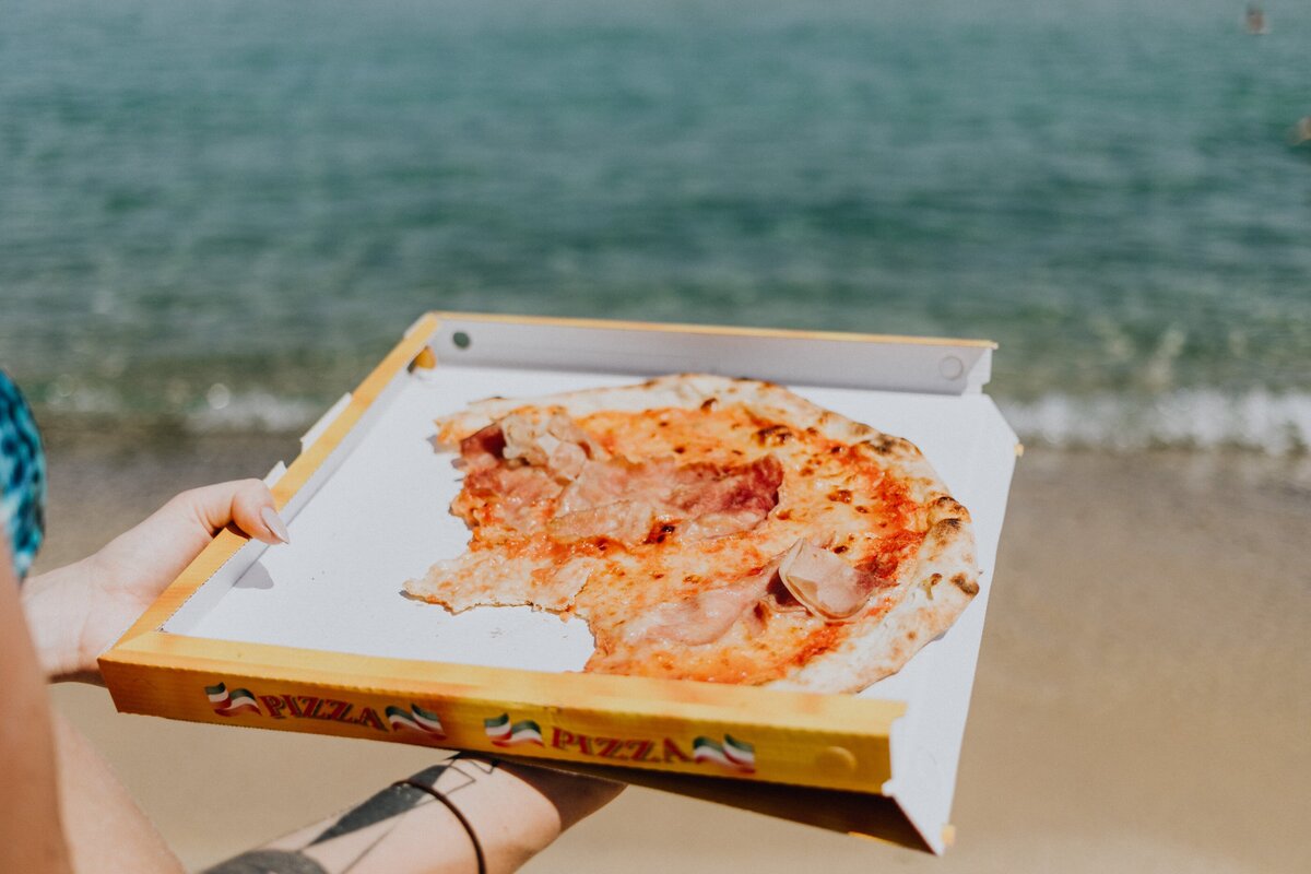 pizza-on-the-beach-of-sardinia