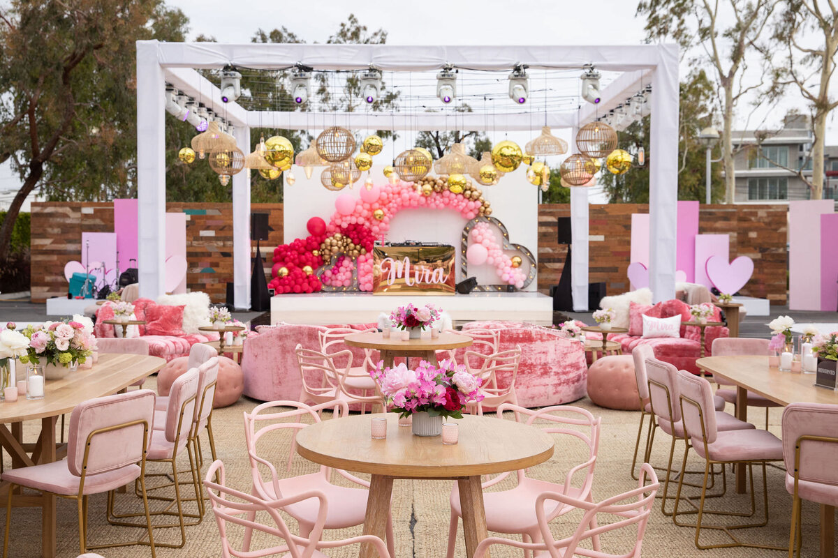 Pink decoration for a bat mitzvah