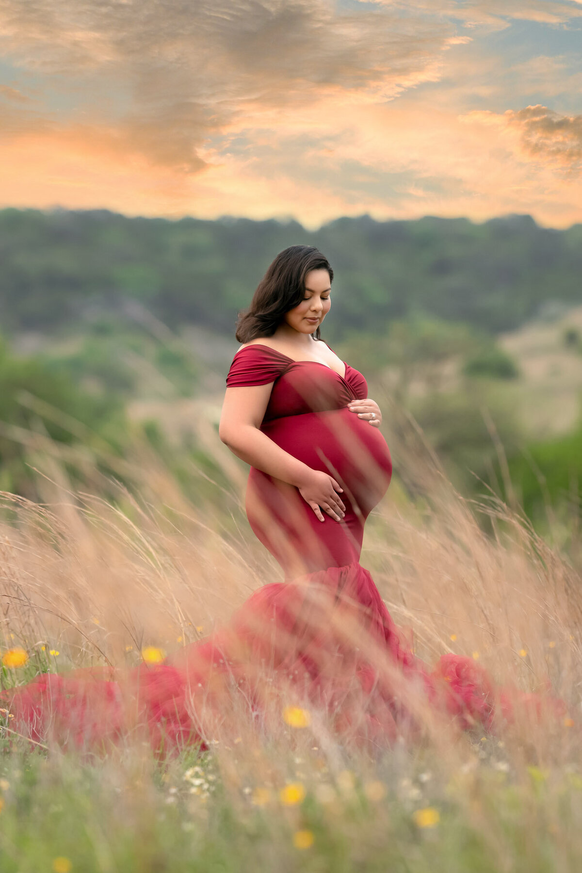 Outdoor maternity session with movement and natural light by Leander maternity photographer