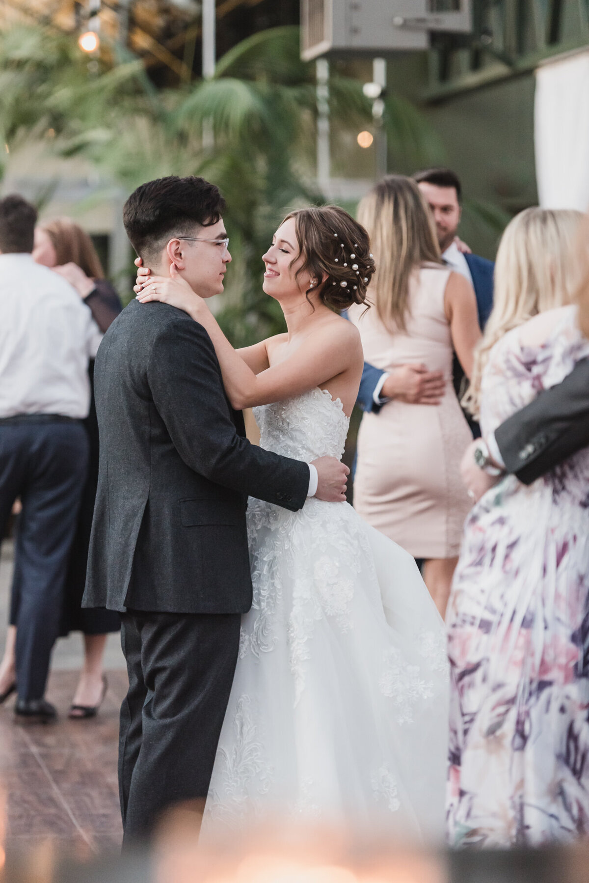 BLUSH AND BLACK SPRING PLANTERRA CONSERVATORY WEDDING IN WEST BLOOMFIELD, MICHIGAN PROVIDED BY KARI DAWSON, TOP-RATED DETROIT WEDING PHOTOGRAPHER, AND HER TEAM95