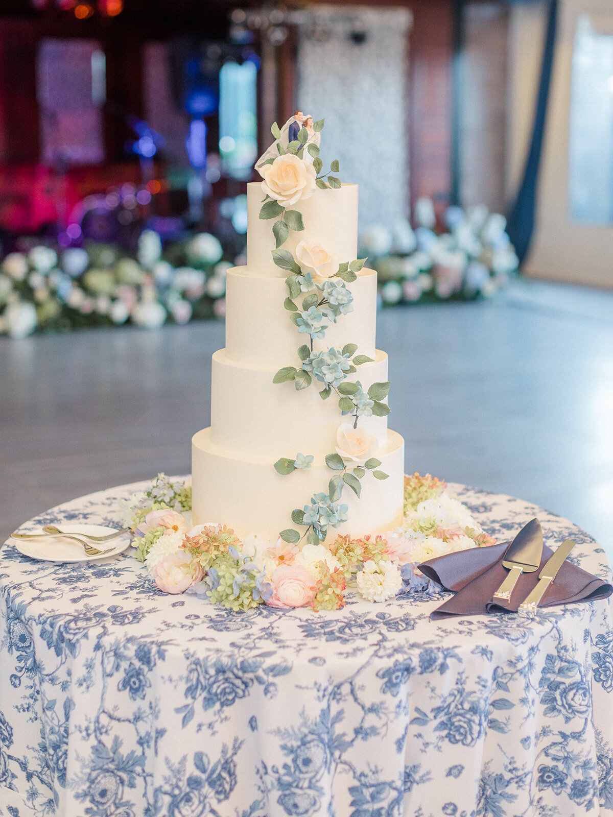 Kate-Murtaugh-Events-Castle-Hill-Inn-sugar-flower-wedding-cake-Newport-RI