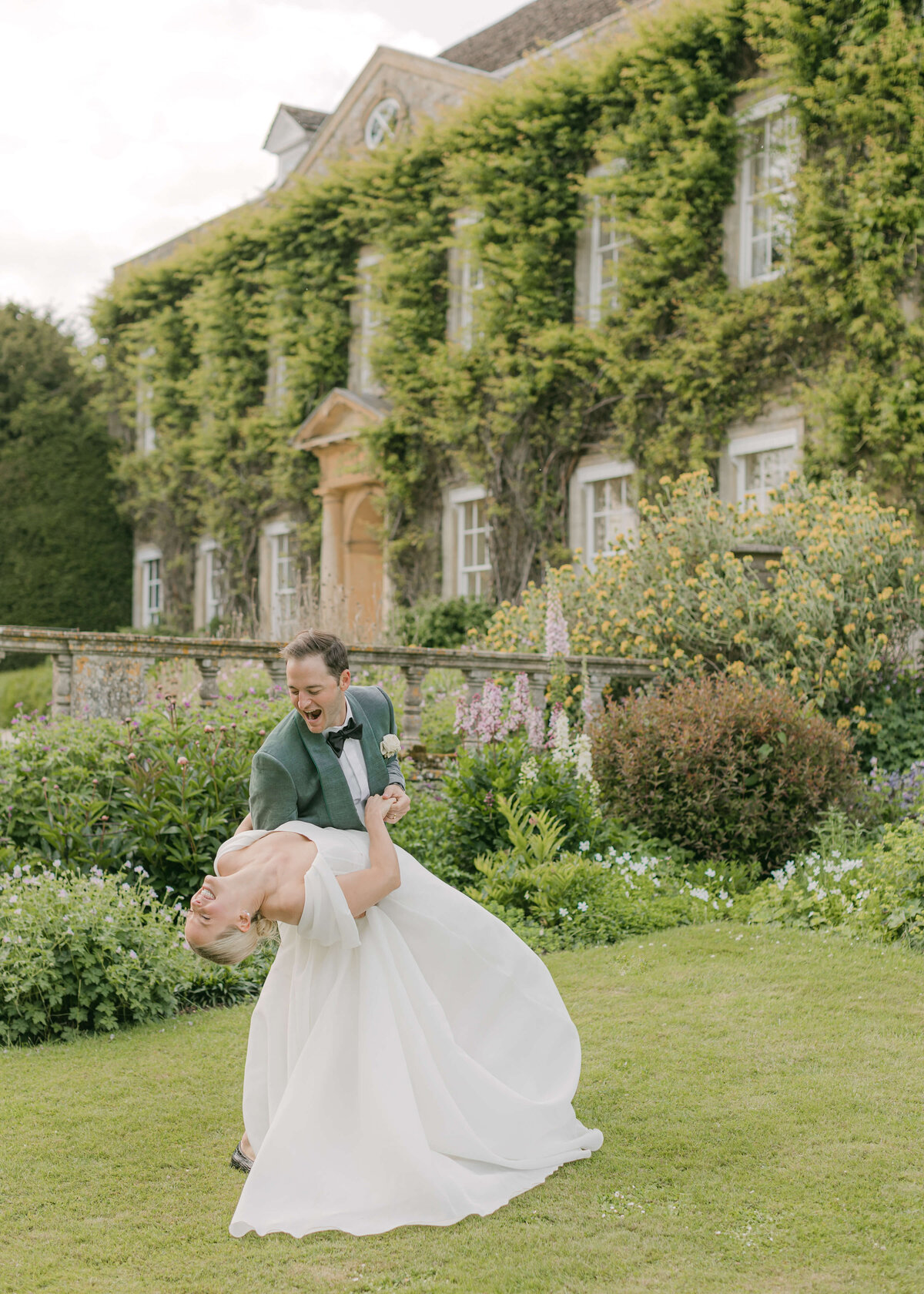 chloe-winstanley-weddings-cotswolds-cornwell-manor-monique-lhuillier-bride-groom-dancing
