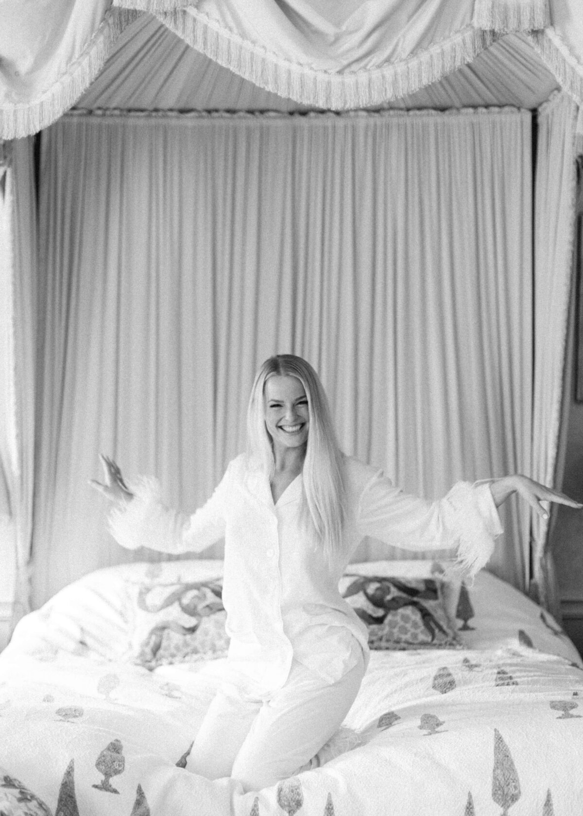 chloe-winstanley-weddings-cotswolds-cornwell-manor-bedroom-daily-sleeper-pj-black-white