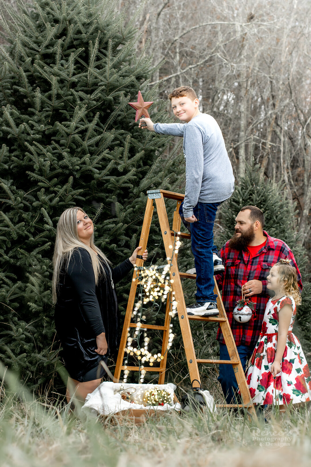 renees-photography-and-designs_christmas-tree-farm_family-children-photoshoot_new-river-valley_blue-ridge-mountains-sm--8
