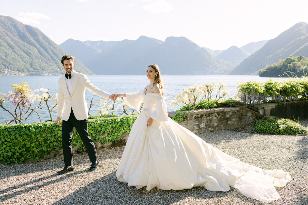 Bride and groom portrait Villa Balbiano