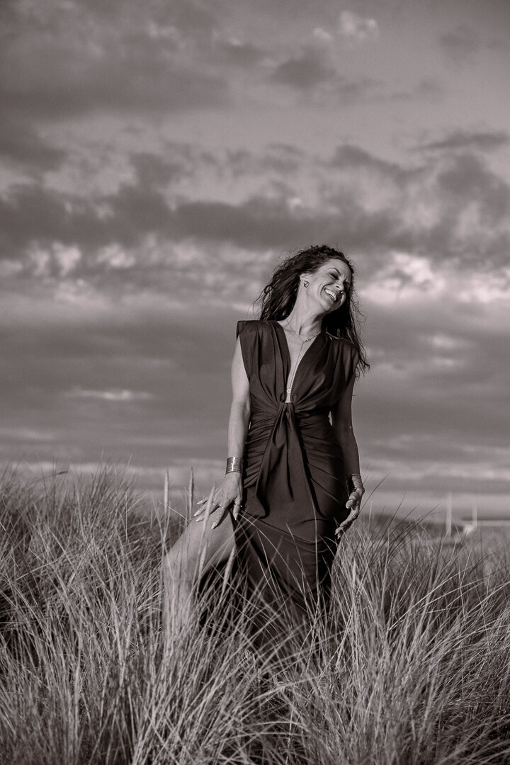 Professionele branding fotograaf maakt foto’s voor vrouwelijke ondernemer op het strand in wijk aan zee