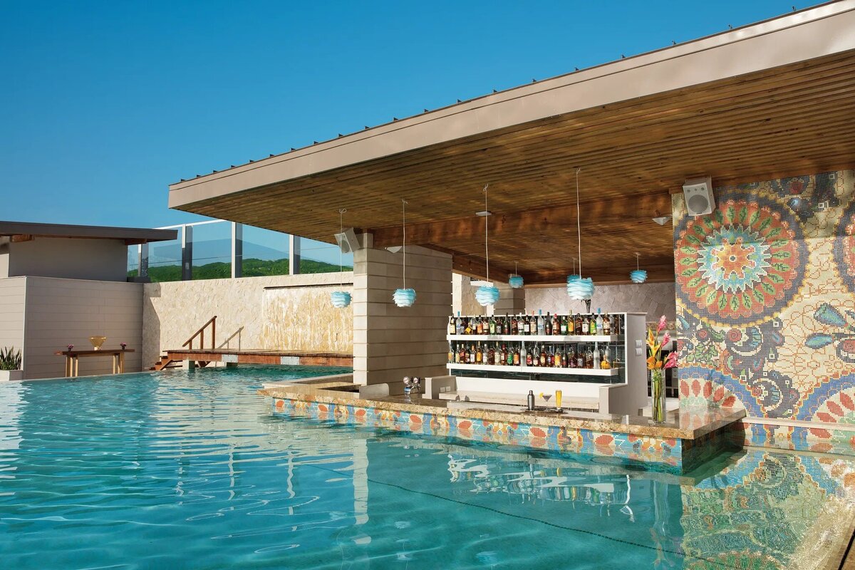 Breathless MB Swim up bar