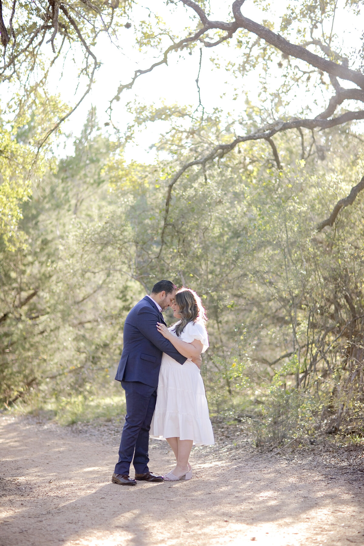 government canyon- oak trees-engagement pose-san antonio-robin rogers photography