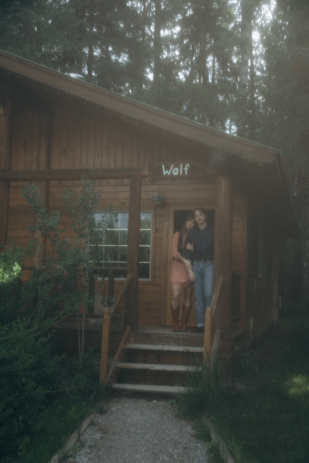 vpc-couples-vintage-cabin-shoot-22