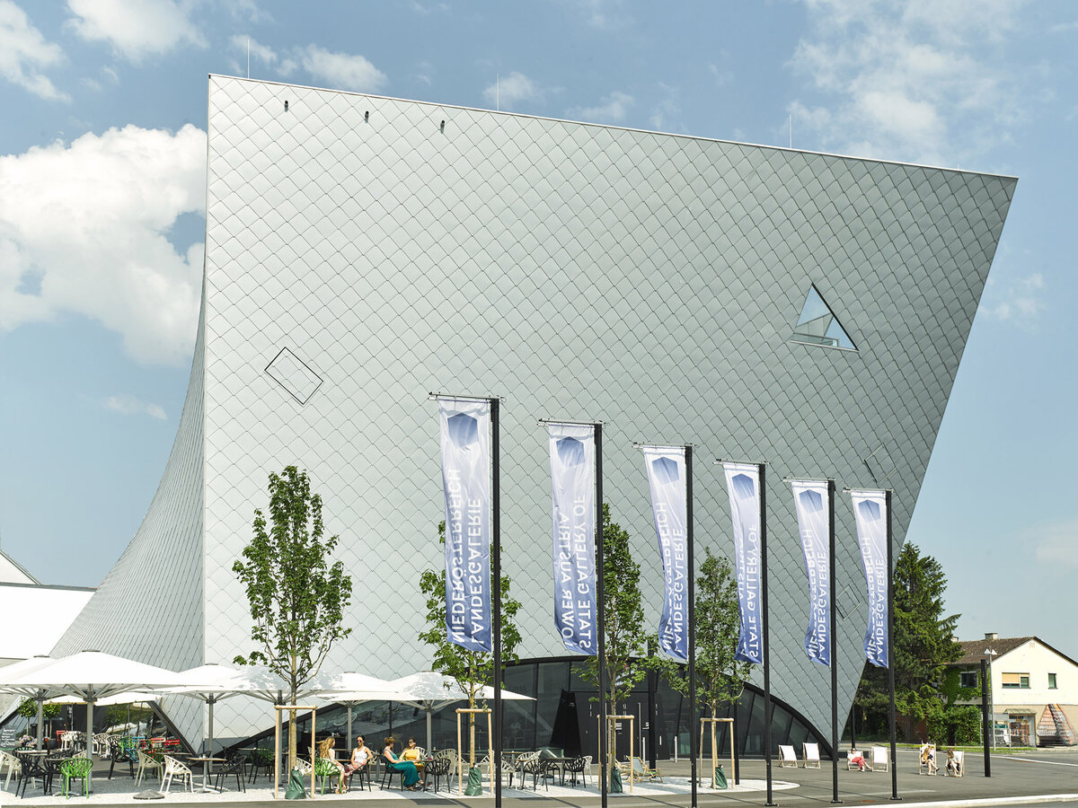 Architekturfotografie der Landesgalerie Niederösterreich – ikonisches Kulturgebäude mit markanter Fassadengestaltung, fotografiert für Architektur-, Kultur- und Tourismusprojekte in Österreich