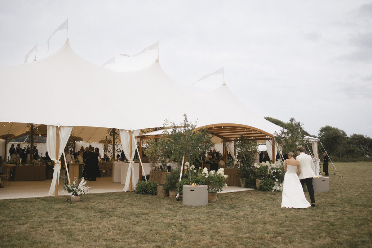 Marthas-vineyard-wedding-planner-kg-events-design-luxury-destination-weddings-private-events-corporate-events-edgartown-ma-event-designer-outdoor-tented-wedding-reception-island-wedding-vogue-wedding-pohogonot-137