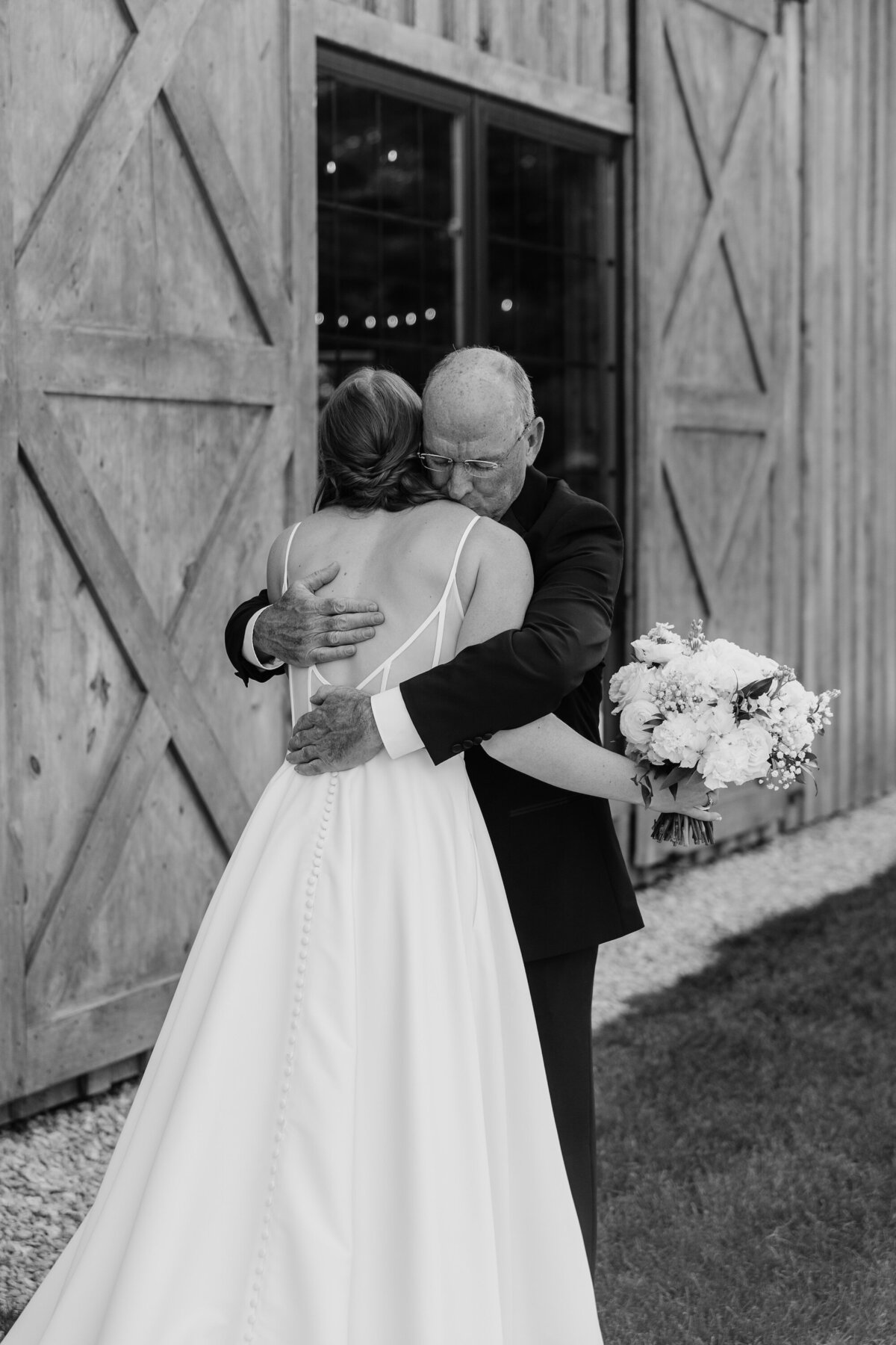 bride and dad first look
