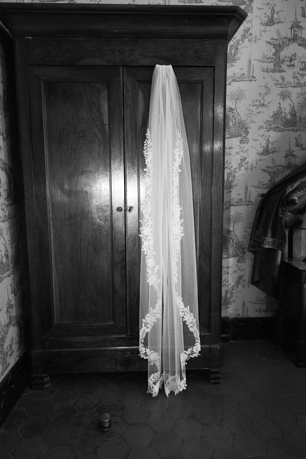 elegant-bridal-veil-hanging-wardrobe-chateau-d-agel