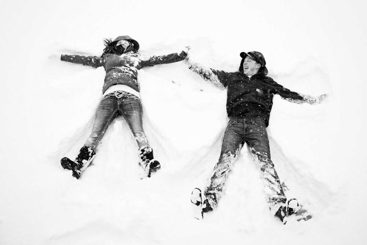 snow-angels-fun-portrait-couple-engagement-coeur-dalene