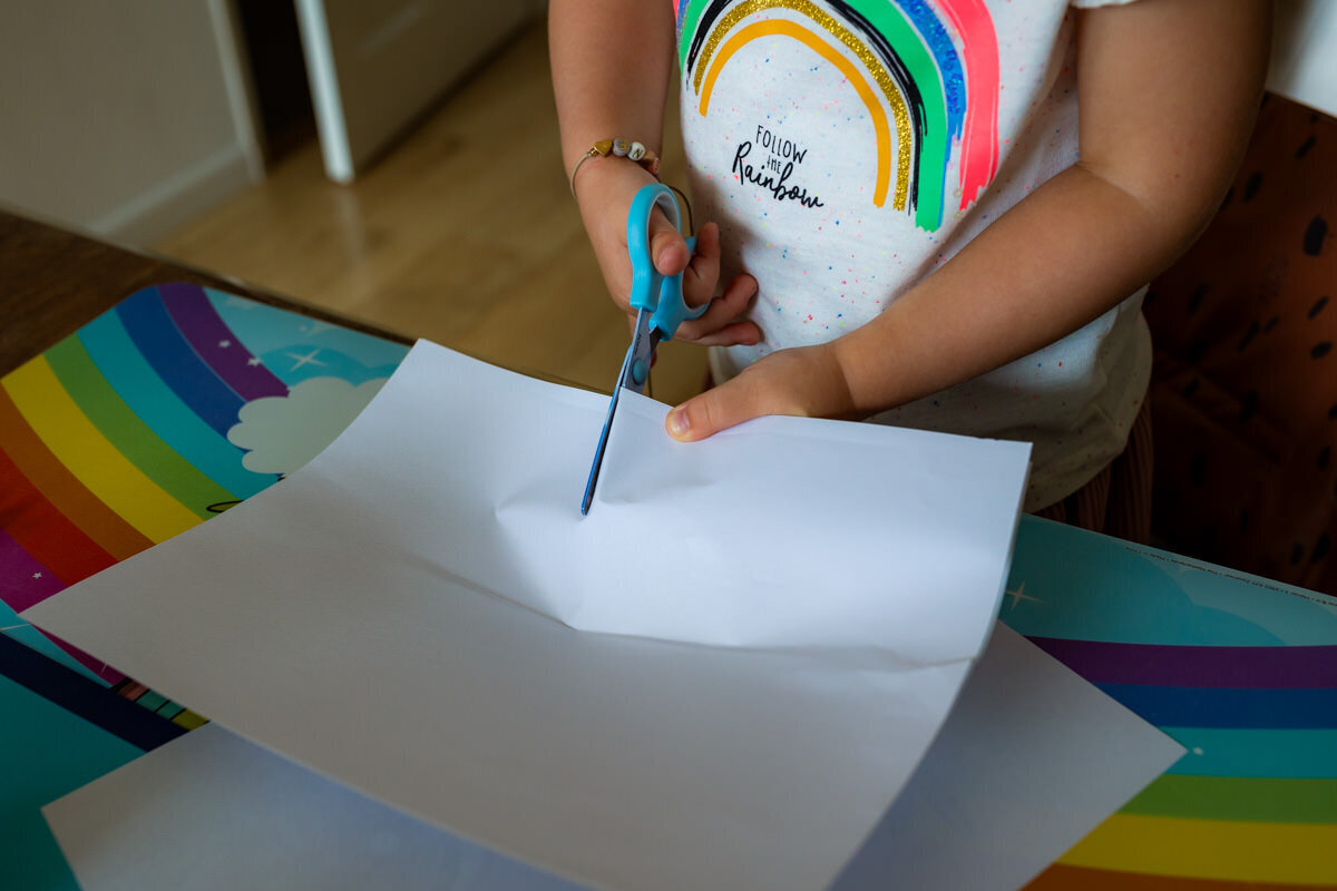 meisje knipt papier
