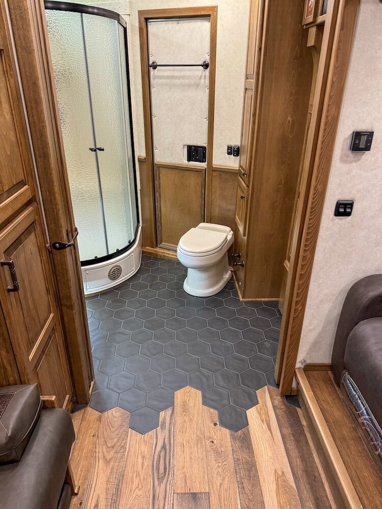 luxury-living-quarter-horse-trailers-trail-boss-conversions-bathrooms-26