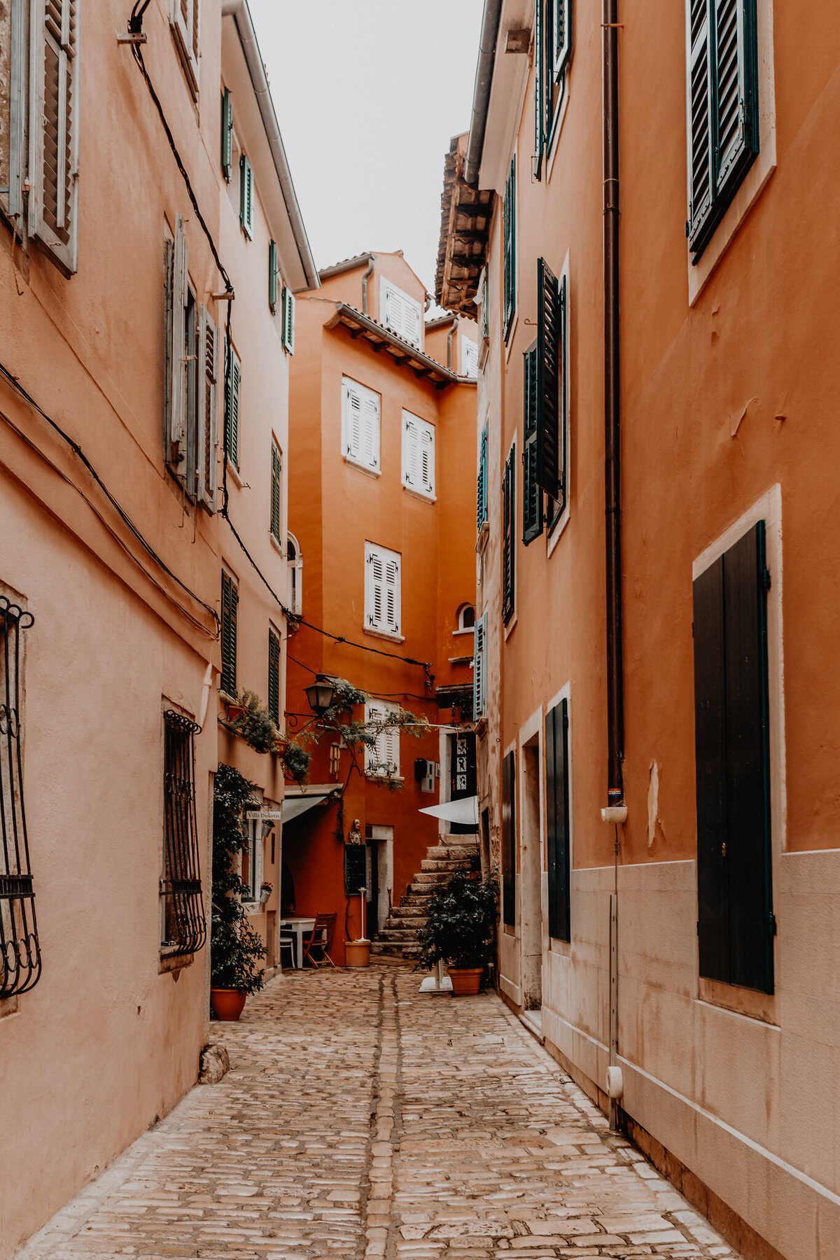 kaboompics_Narrow street in a small Mediterranean town, Rovinj, Croatia