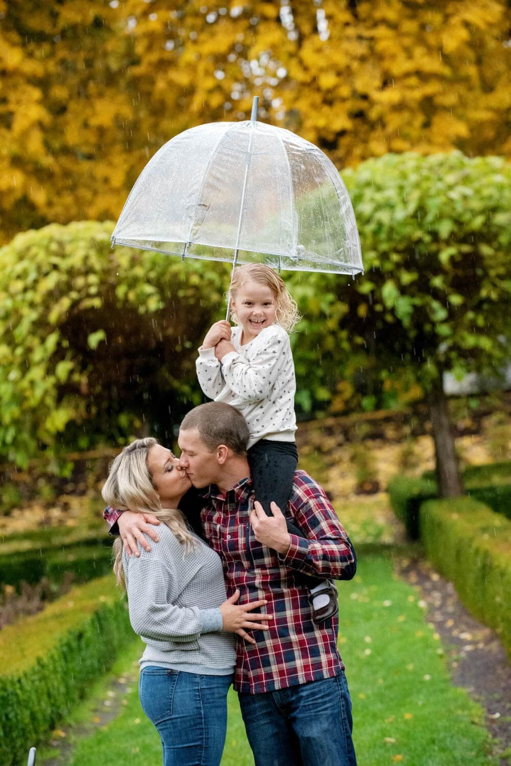 portland family photos in the rain 201105-162553