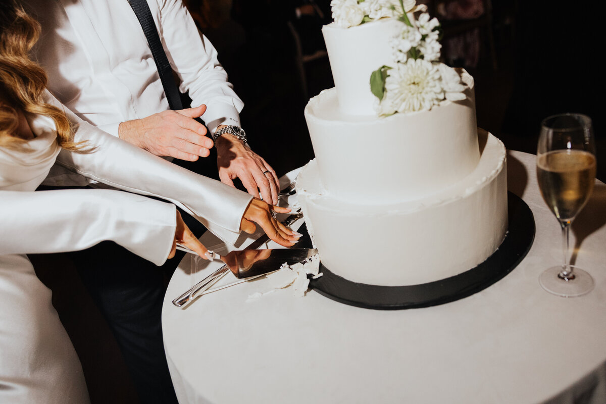 wedding-bluehill-newyork-cake-cutting-laurianevega