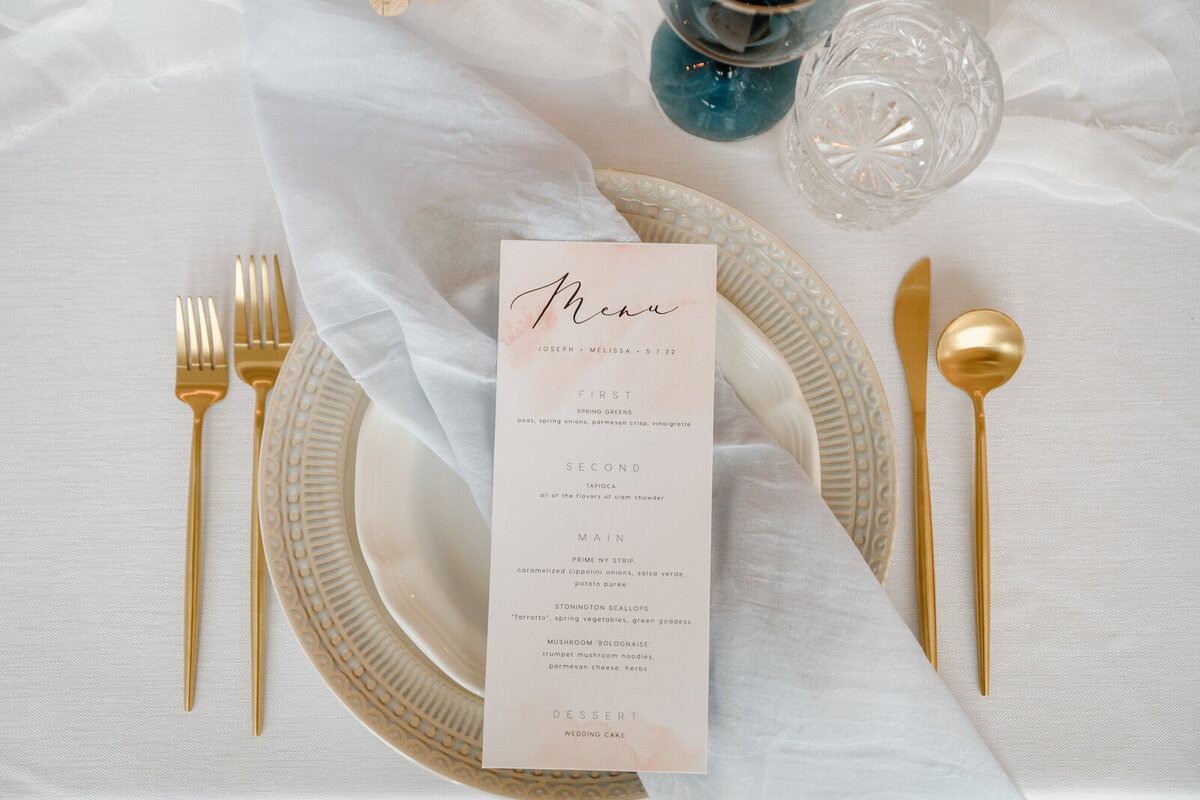 mystic-ct-coastal-wedding-flowers-tableware-rentals-petals-_-plates-25