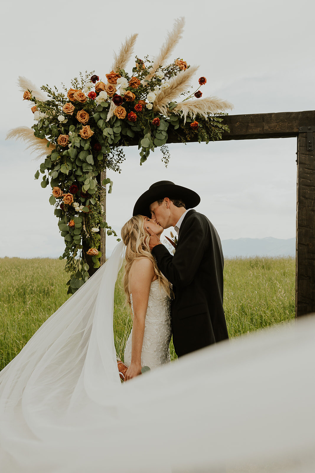 presley-gray-cowboy-luxury-montana-wedding-8135