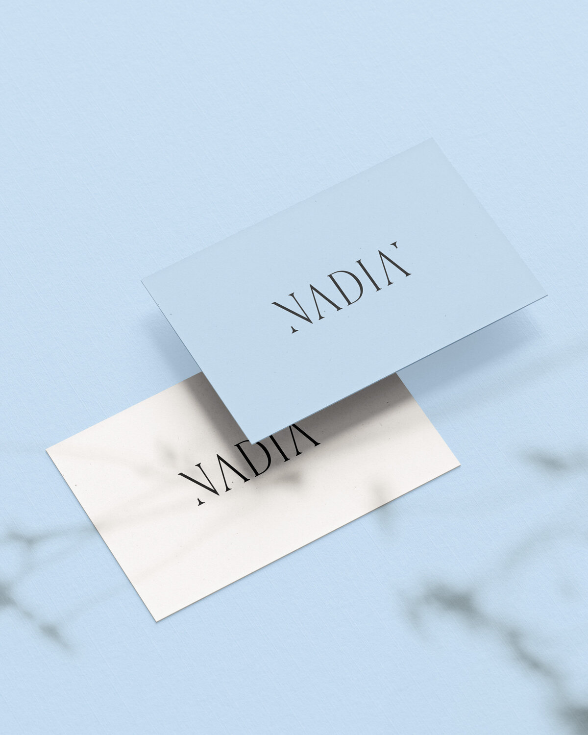 Visitekaart ontwerp in pastelblauw en wit voor Nadia ten Wolde