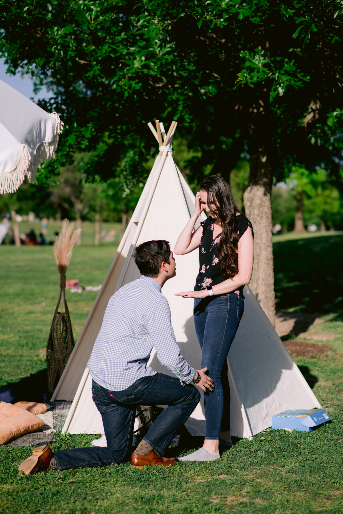 Proposal ideas in Austin man proposing to woman outside