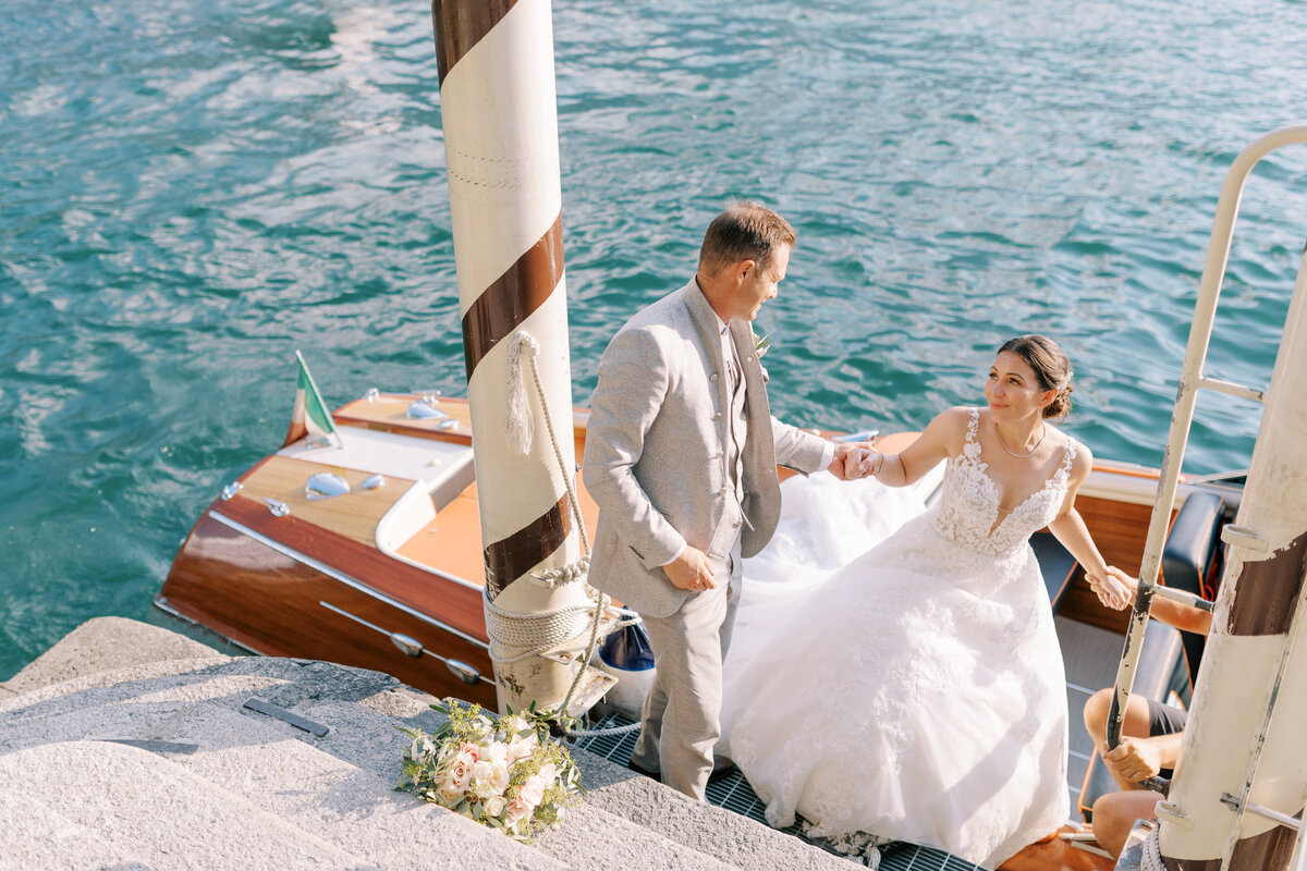 Brudpar kliver ur en båt på Villa Balbianello Como