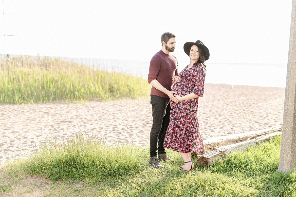 Norman & Devon’s CT coastal maternity session photographed by Schwalbs Photography
