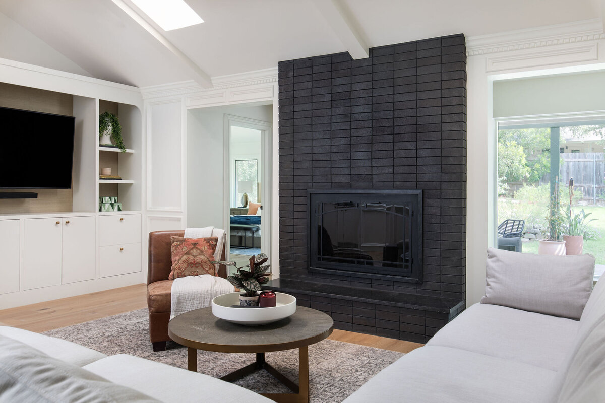 hello-home-modern-living-room-black-fireplace-custom-built-ins-6