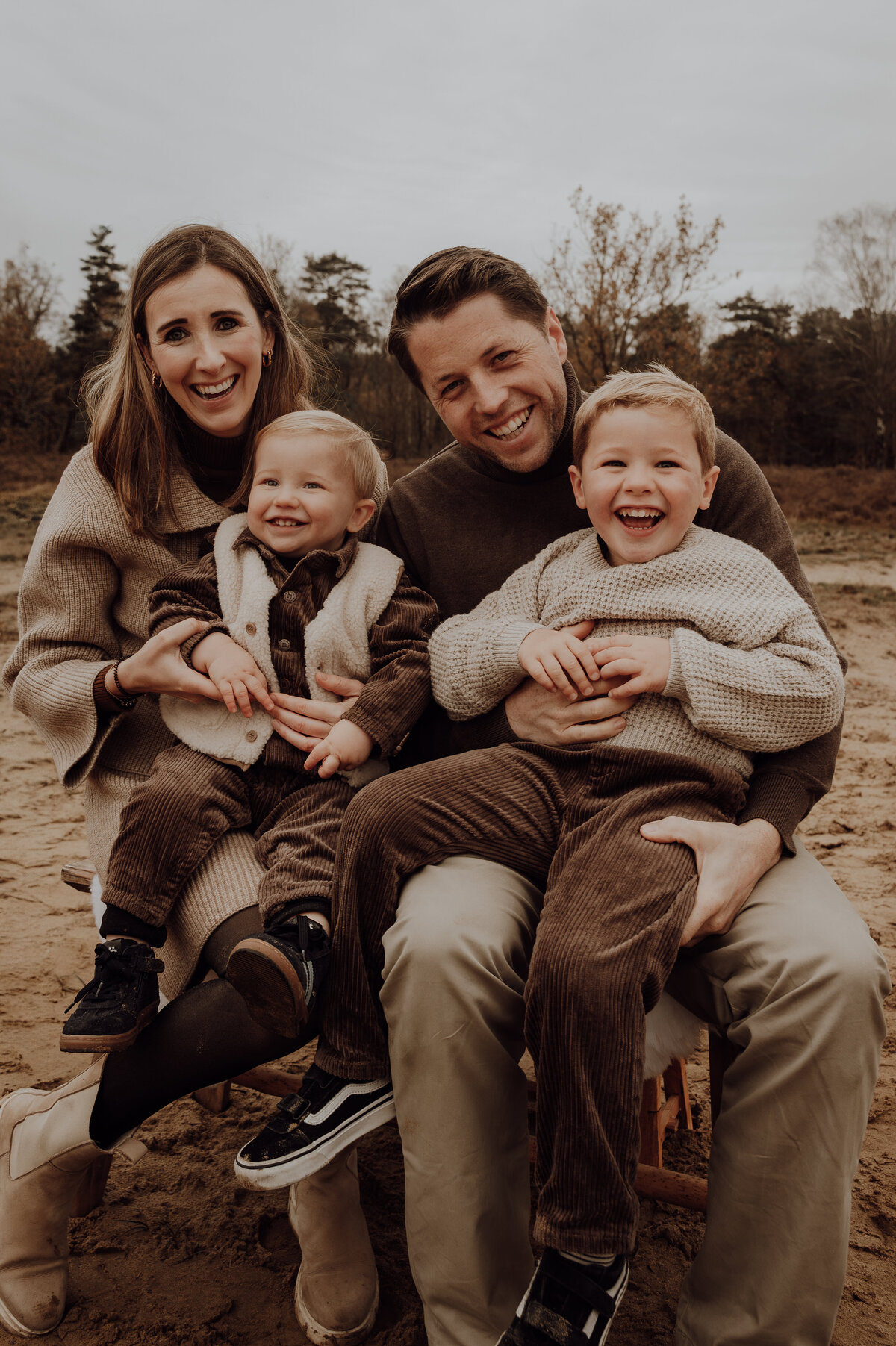 Gezin met twee kleine kinderen poseert voor familie fotoshoot in Antwerpen