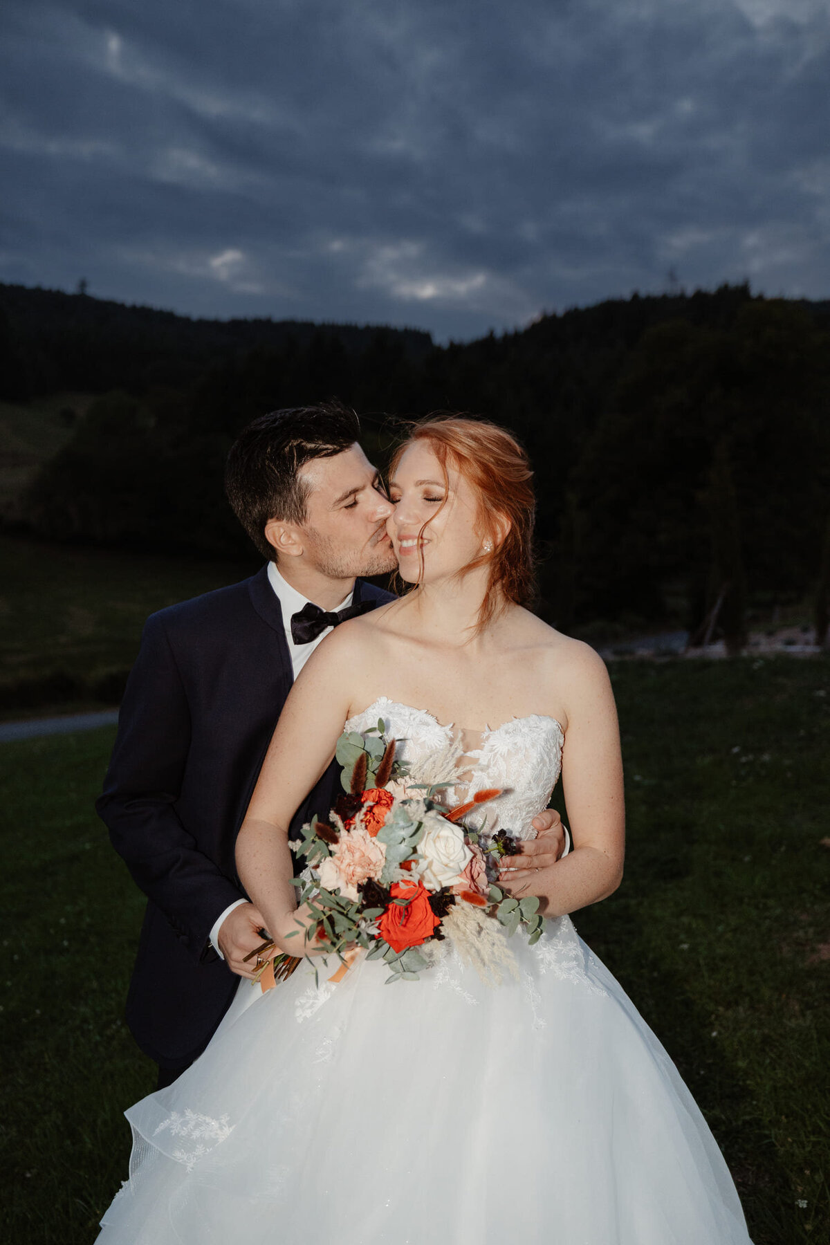 Berenice-et-Remy-mariage-couple-exterieur-foret12