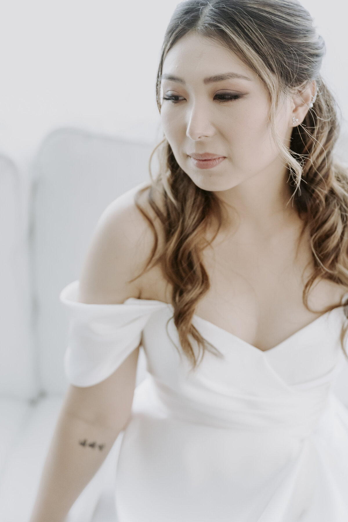 the bride sitting down and wears her wedding dress in seoul south korea