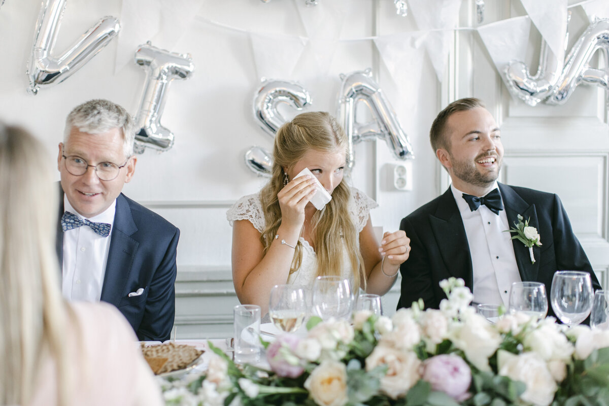 Bruden gråter under ett tal på bröllopsmiddagen på Schenströmska