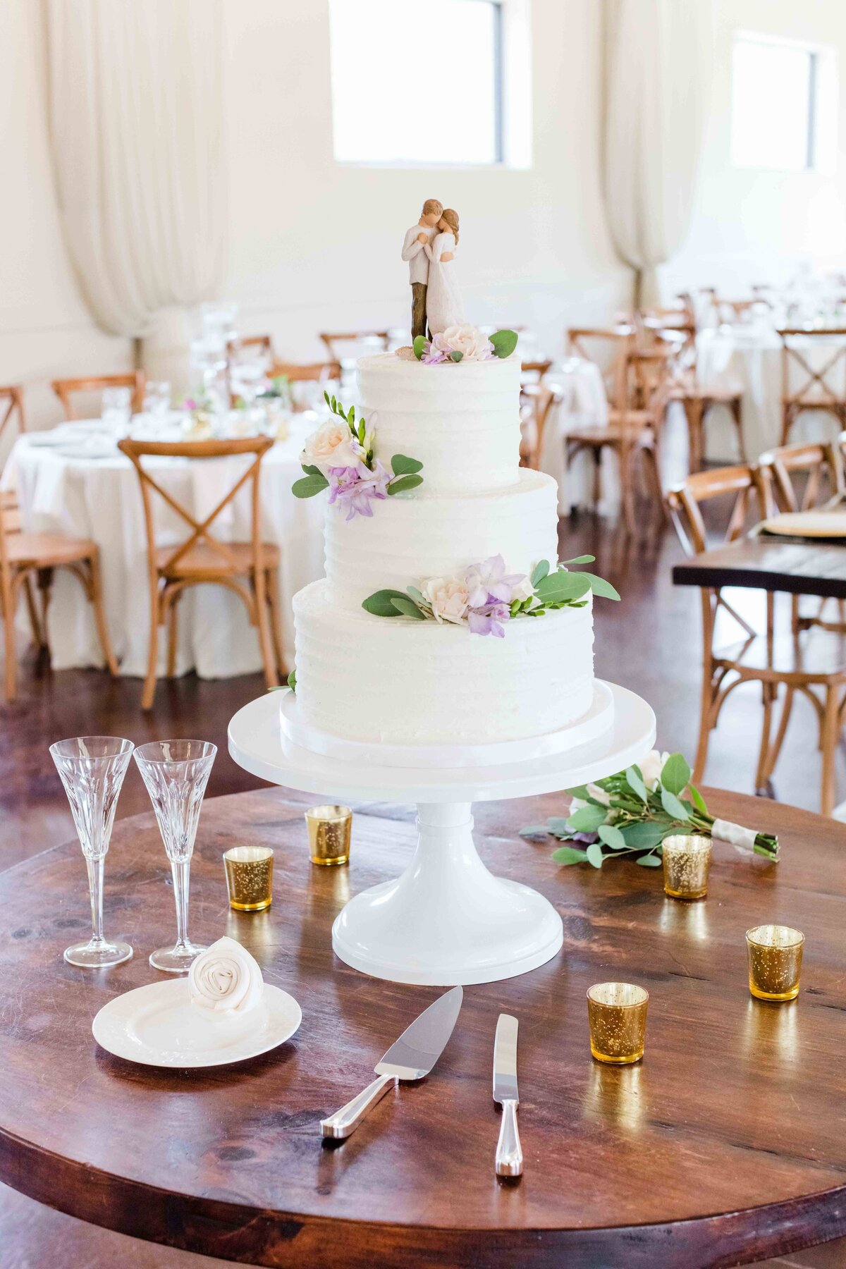 wedding cake with willow topper by Austin wedding photographer Firefly Photography