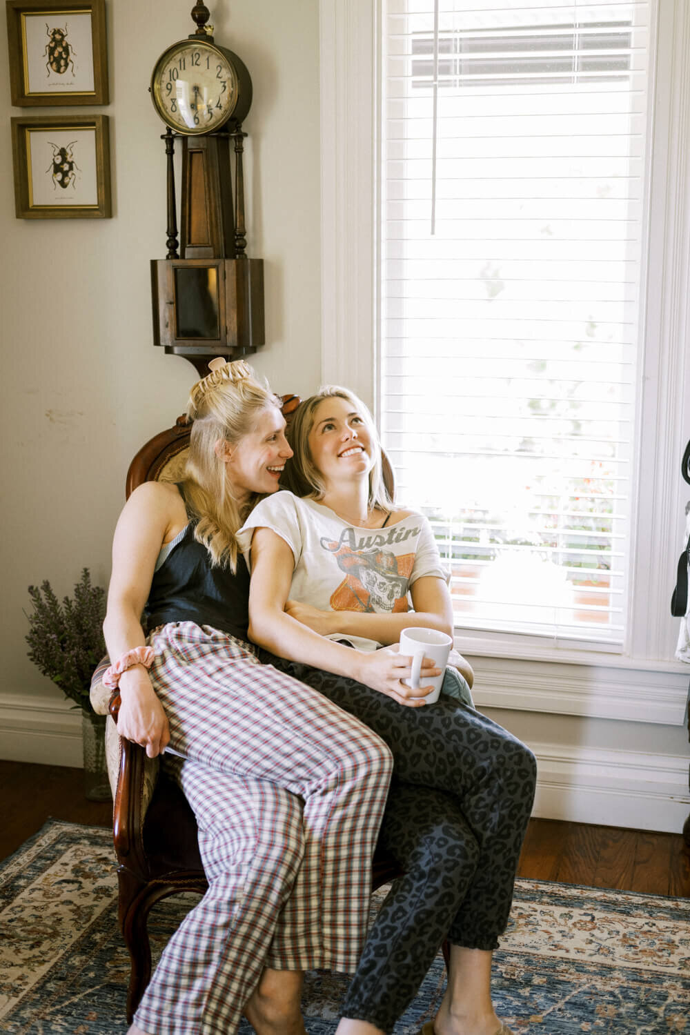 girls-sitting-in-chair-laughing