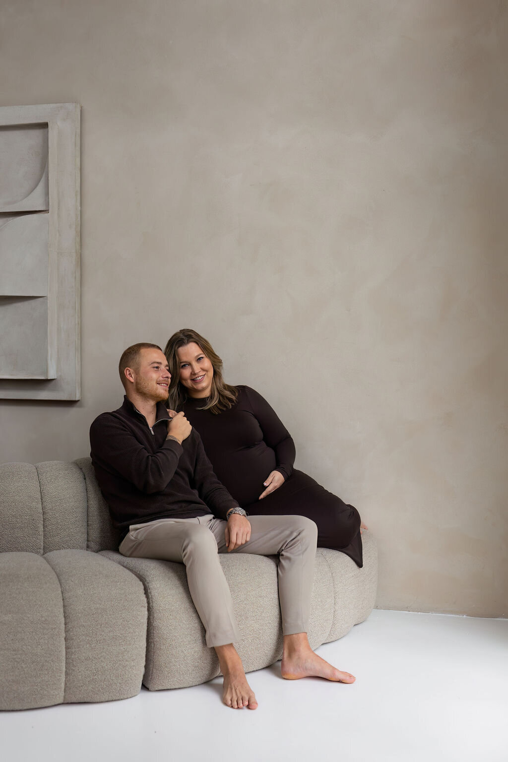 Zwangerschapsshoot in daglicht studio Atelier Oost Amsterdam