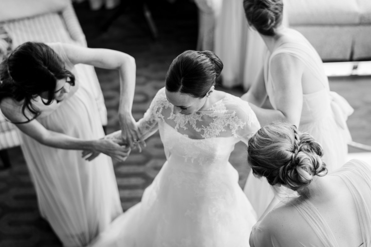 bride-getting-ready-in-lace