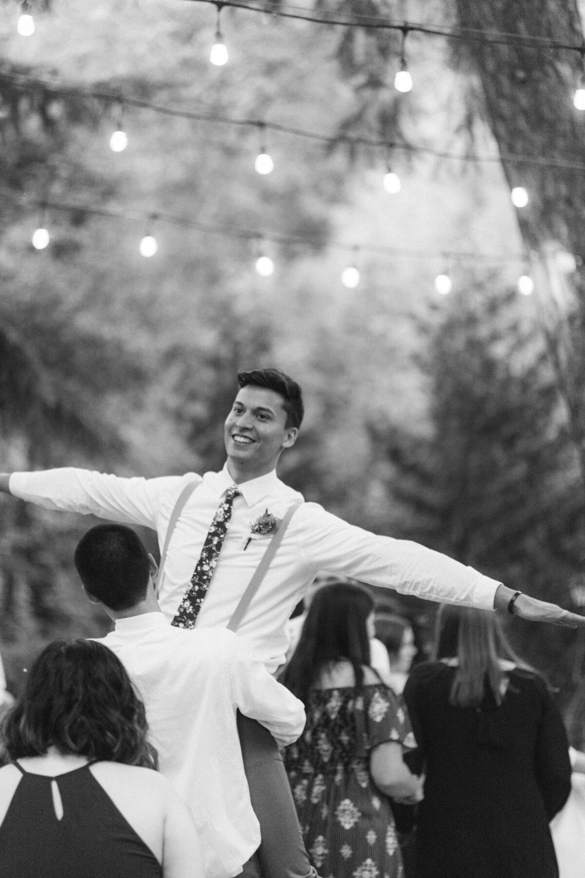 RIVERSIDE WEDDING IN THE OREGON
