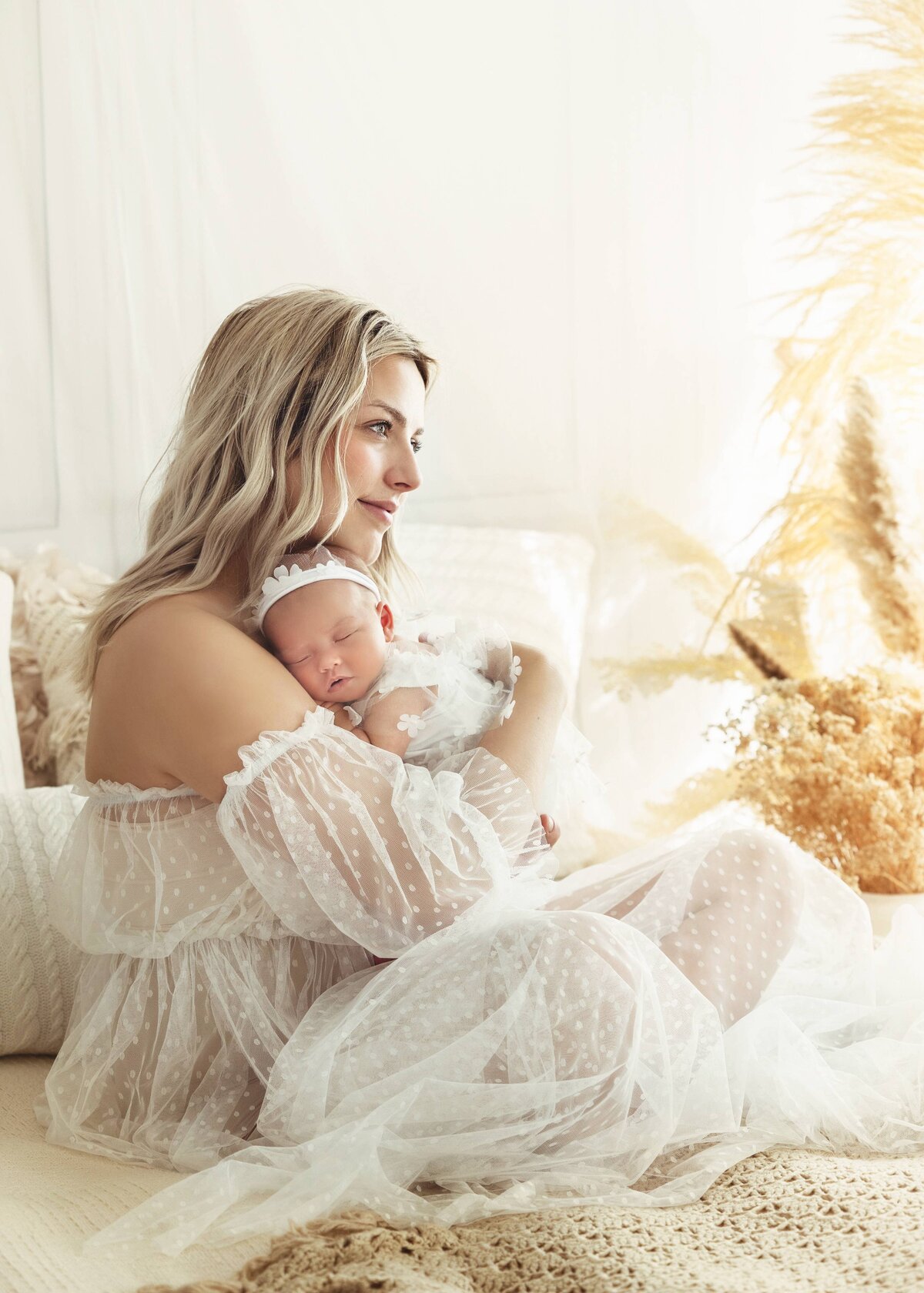 mom-baby-girl-pose-summerside-studio