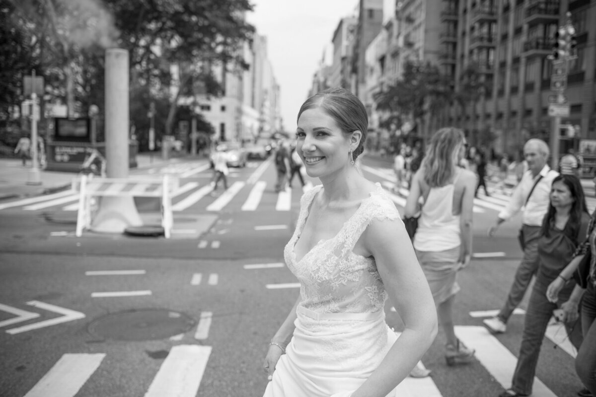 NYC-black-and-white-wedding-manhattan-in-traffic