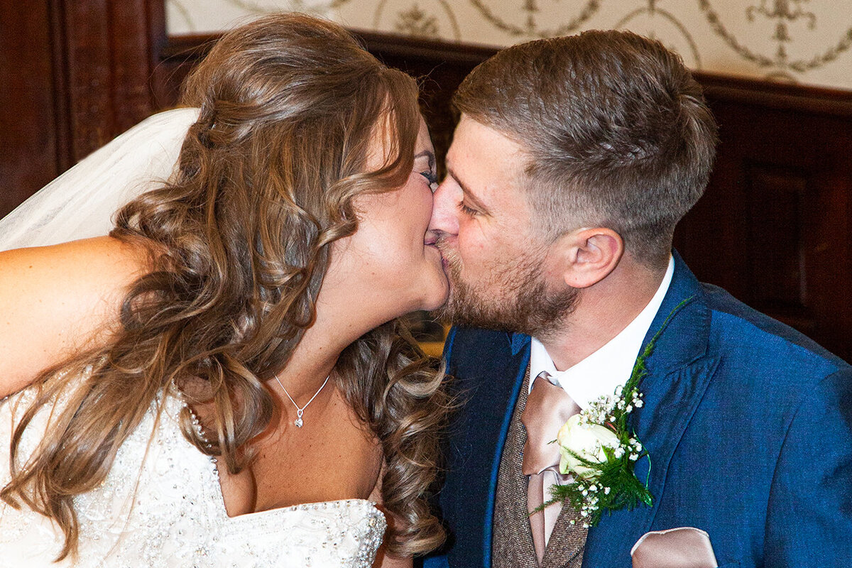 pro-story-photography_bride-and-groom-close-up-kiss_duke-of-cornwall-hotel_plymouth