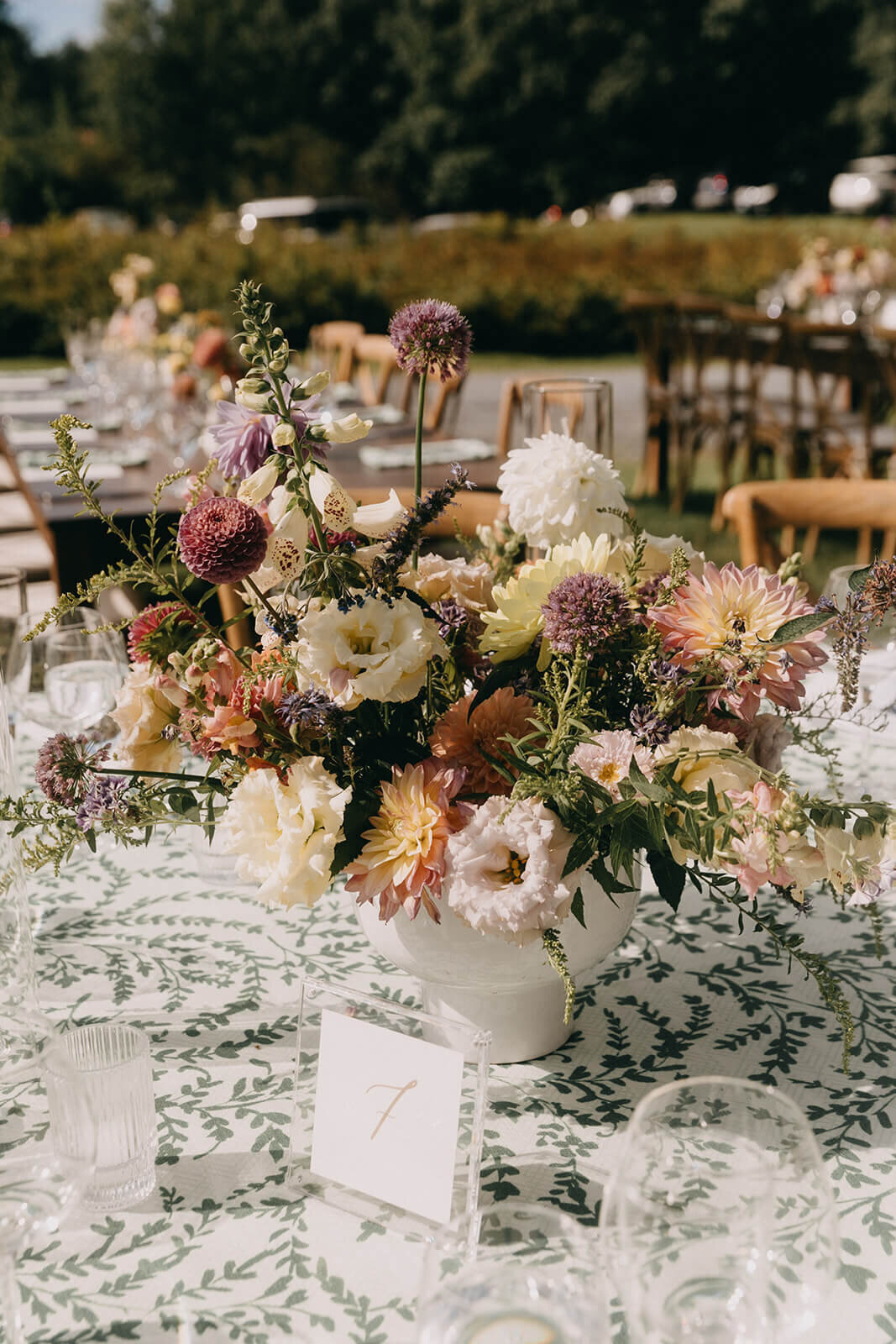 49.wedding-floral-centerpiece-with-table-setting