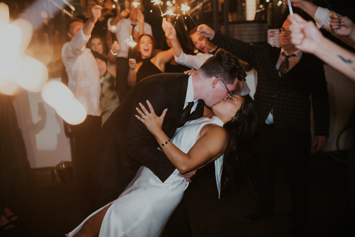 jujuphotography-stpetersburgphotographer-weddingphotography-stpetersburgweddingphotographer-urbanstillhouse-ashleyandryan-1234
