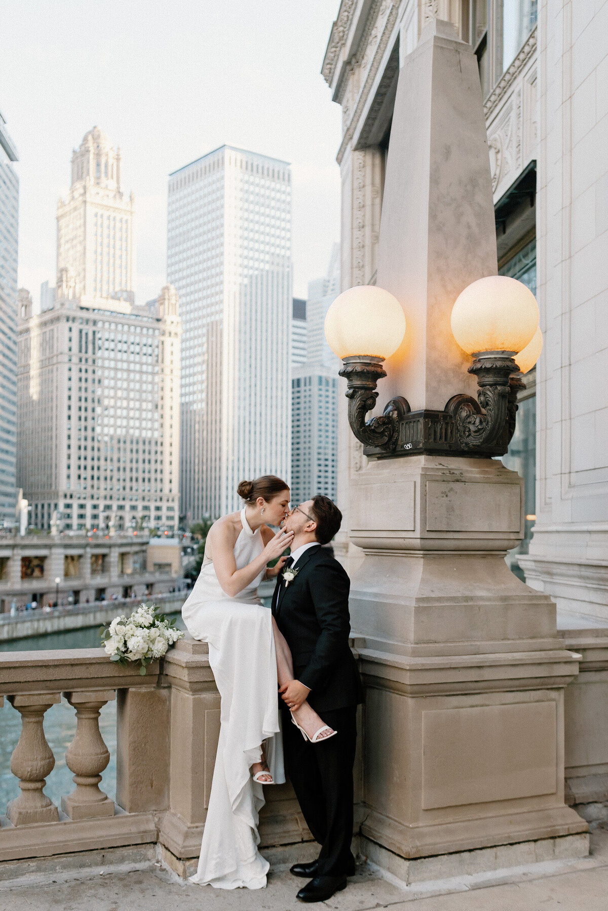 elopement-photos-in-Chicago-at-City-Hall-and-Lurie-Gardens-22