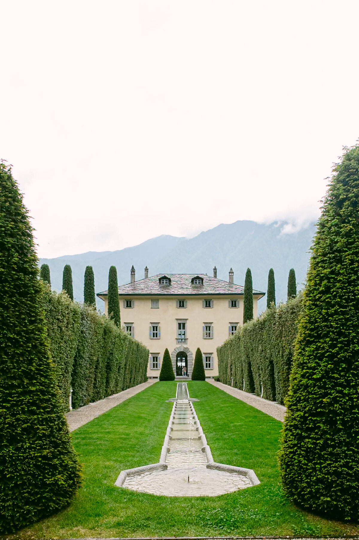 A wedding photo of the wedding venue grounds at Villa Balbiano on lake como in Italy