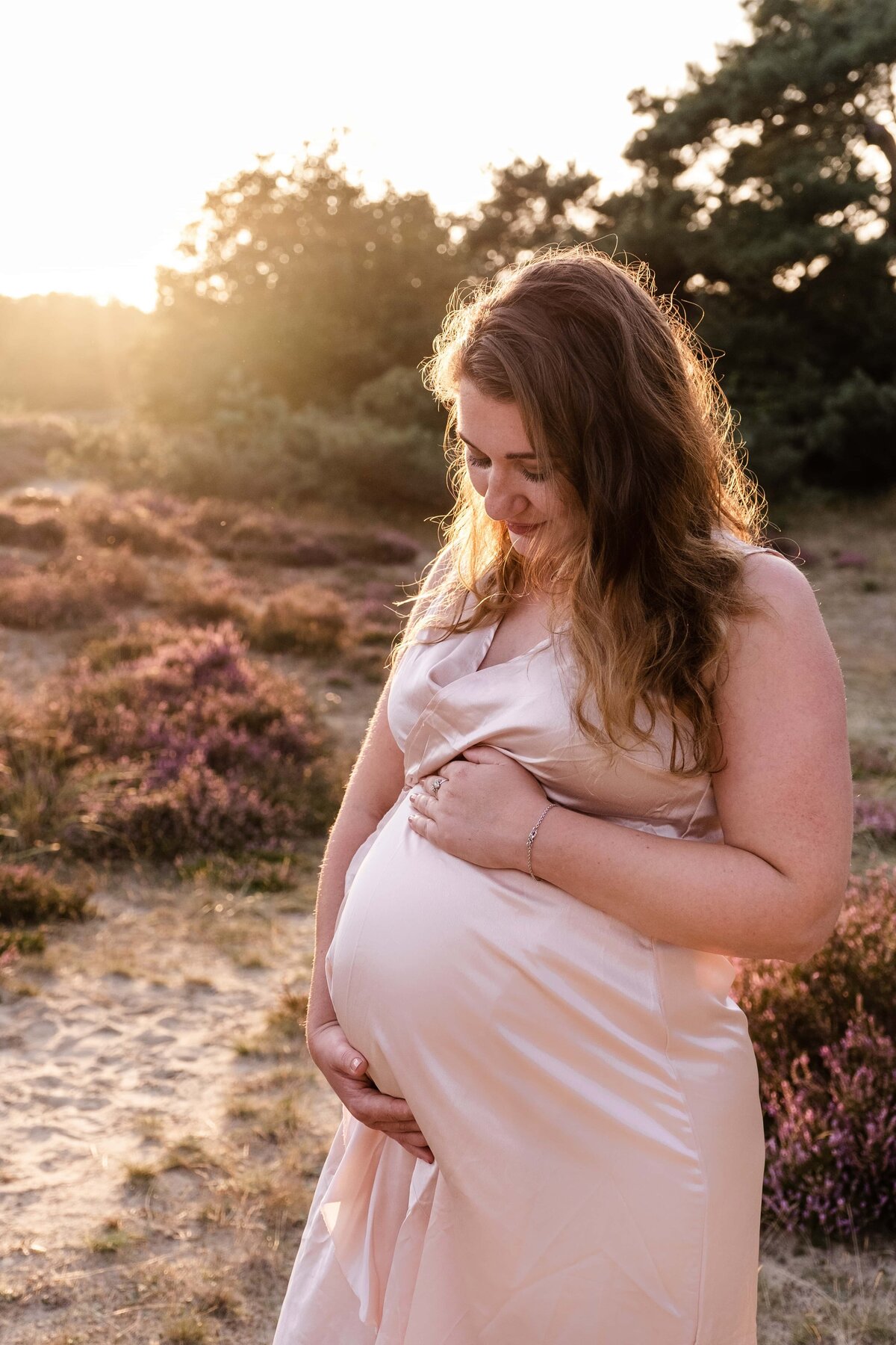 zwangerschapsshoot Groningen - zwangere vrouw tijdens zonsondergang.