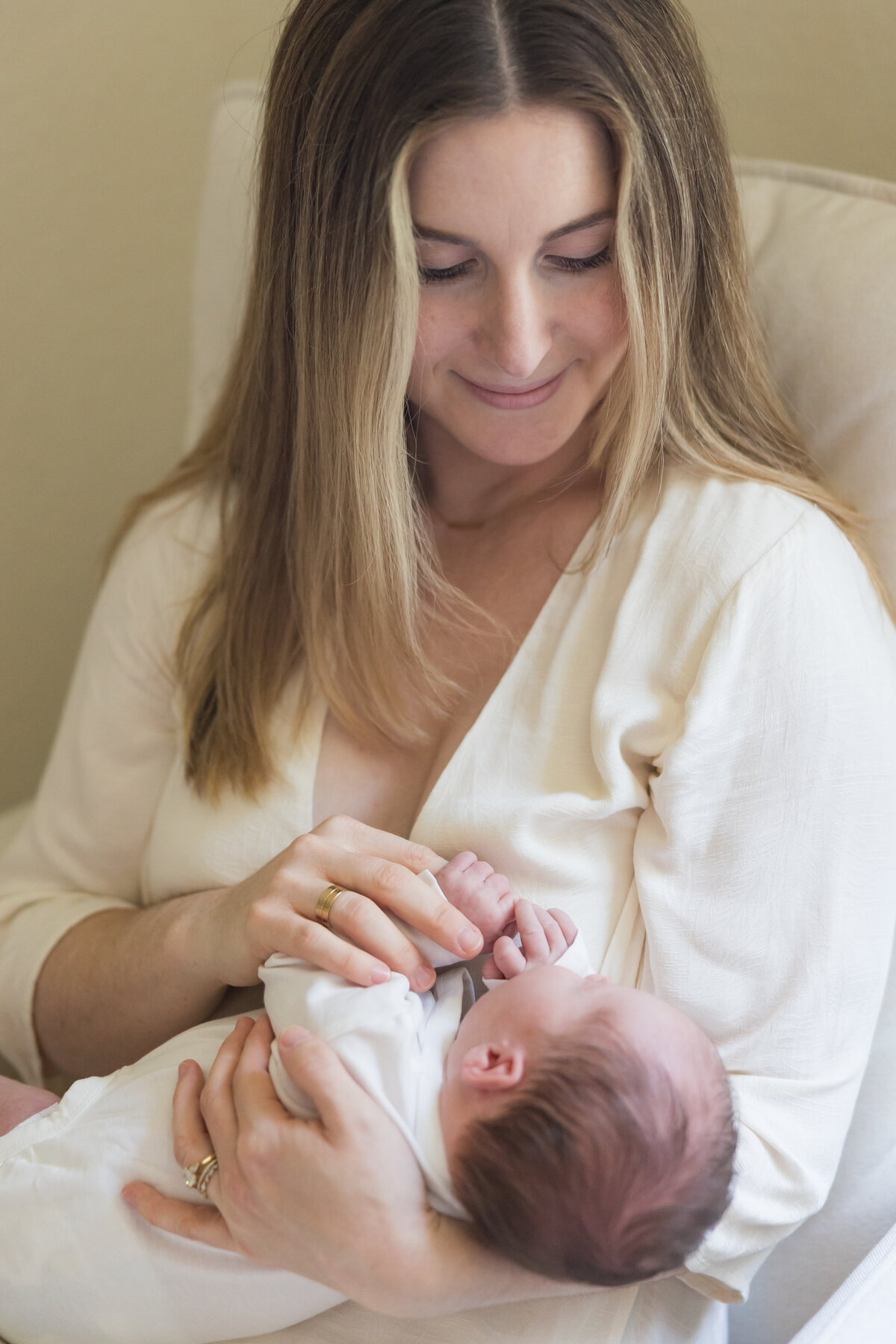 Newborn poses, newborn photo session, newborn lifestyle session, newborn photographer, big sister, family photography, in home family session, mom and baby